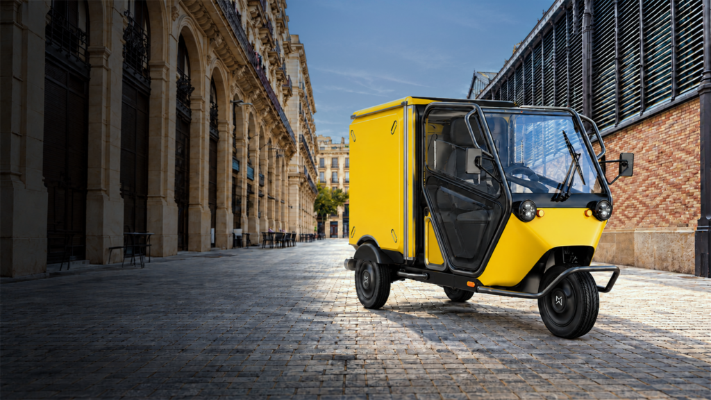 Triporteur électrique Motowatt dans une rue urbaine